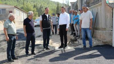 Cumhuriyet Mahallesi’ndeki asfalt çalışmalarını yerinde inceleyen Belediye Başkanı Abdurrahman Tutdere,
