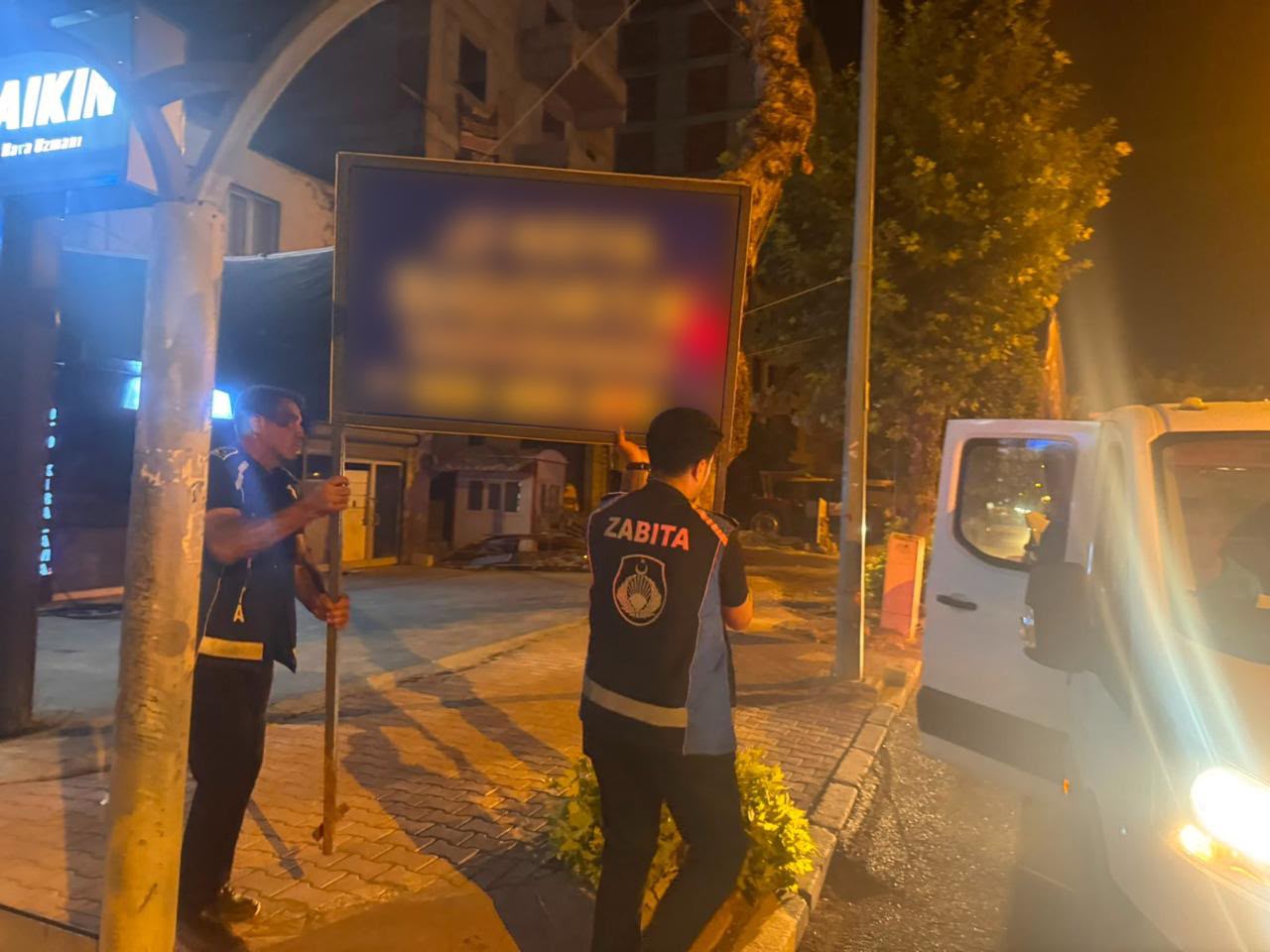 Adıyaman Belediyesi Zabıta Müdürlüğü ekipleri, kent estetiğini korumak, yaya ve