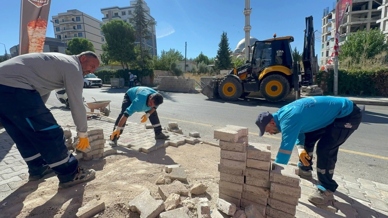 Adıyaman Belediyesi Fen İşleri Müdürlüğü ekipleri, kent genelinde ulaşım konforunu