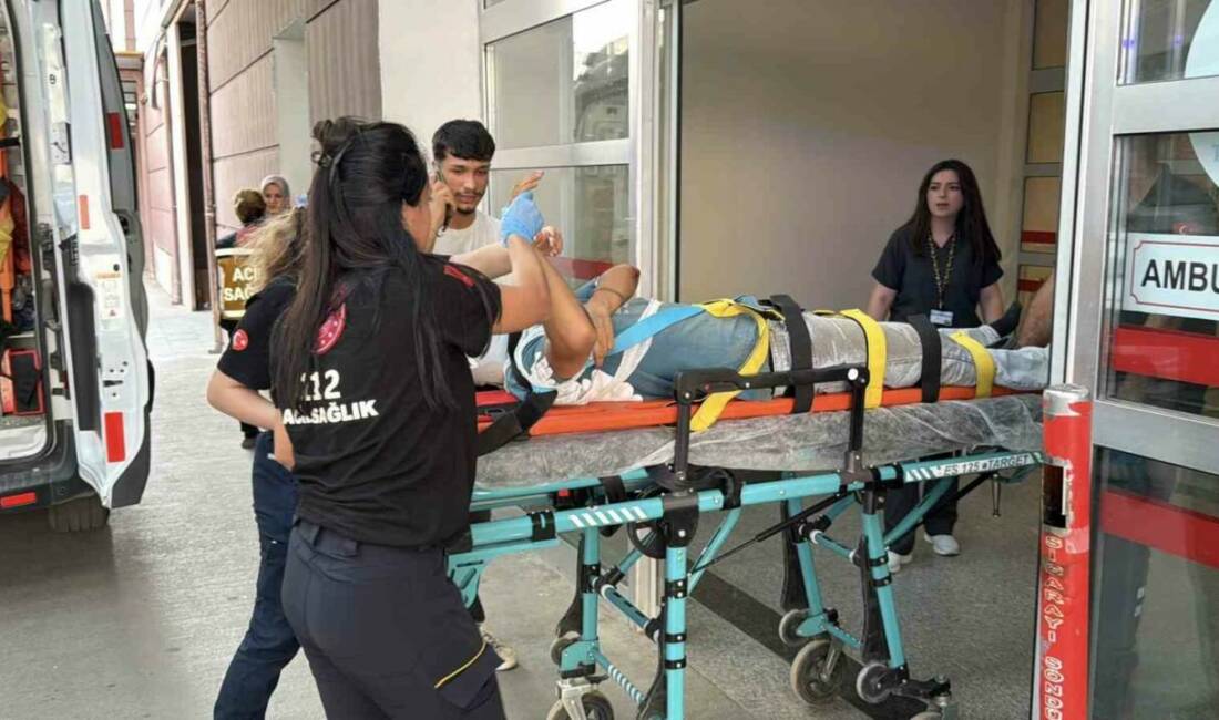 Adıyaman’da motosiklet devrildi: 2 yaralı Adıyaman’da sürücüsünün hakimiyetini kaybettiği motosikletin devrilmesi sonucu 2 kişi yaralandı.