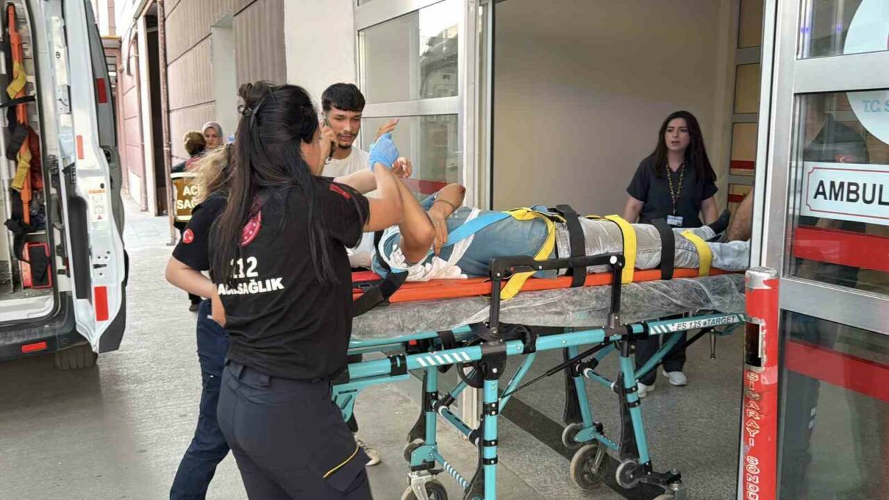 Adıyaman’da sürücüsünün hakimiyetini kaybettiği motosikletin devrilmesi sonucu 2 kişi yaralandı.