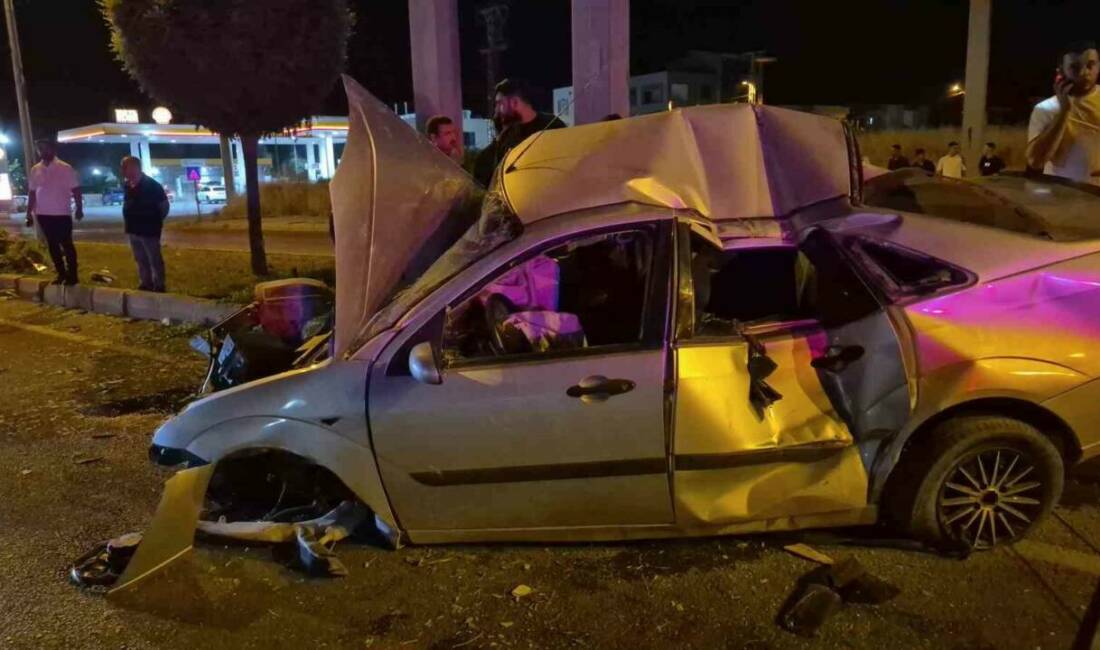 Adıyaman’da kontrolden çıkan otomobilin direğe çarptığı kazada 4 kişi yaralandı.