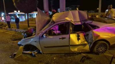 Adıyaman’da kontrolden çıkan otomobilin direğe çarptığı kazada 4 kişi yaralandı.