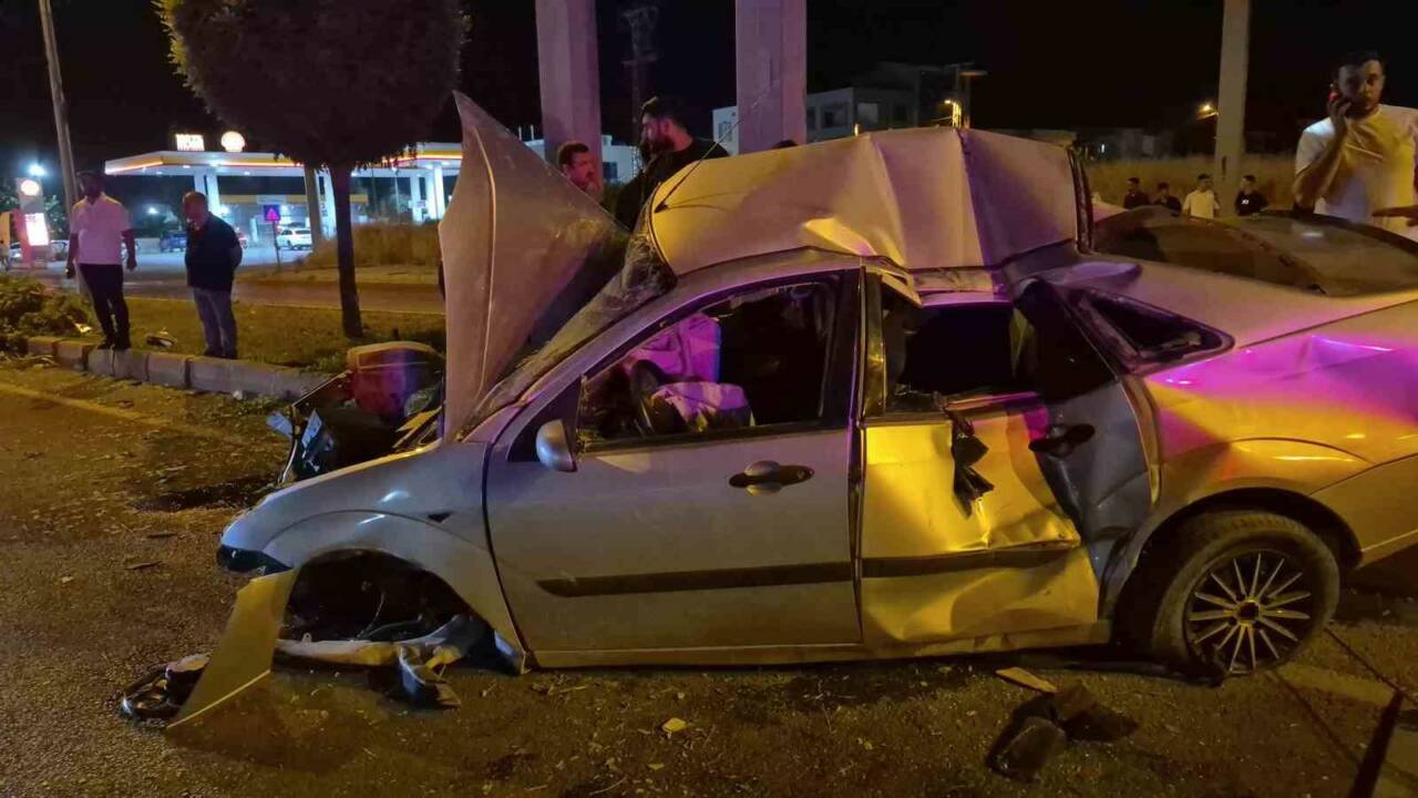 Adıyaman’da otomobil direğe çarptı: 4 yaralı