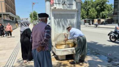 Kavurucu ve bunaltıcı sıcakların etkili olduğu Adıyaman’da vatandaşlar serinlemek için