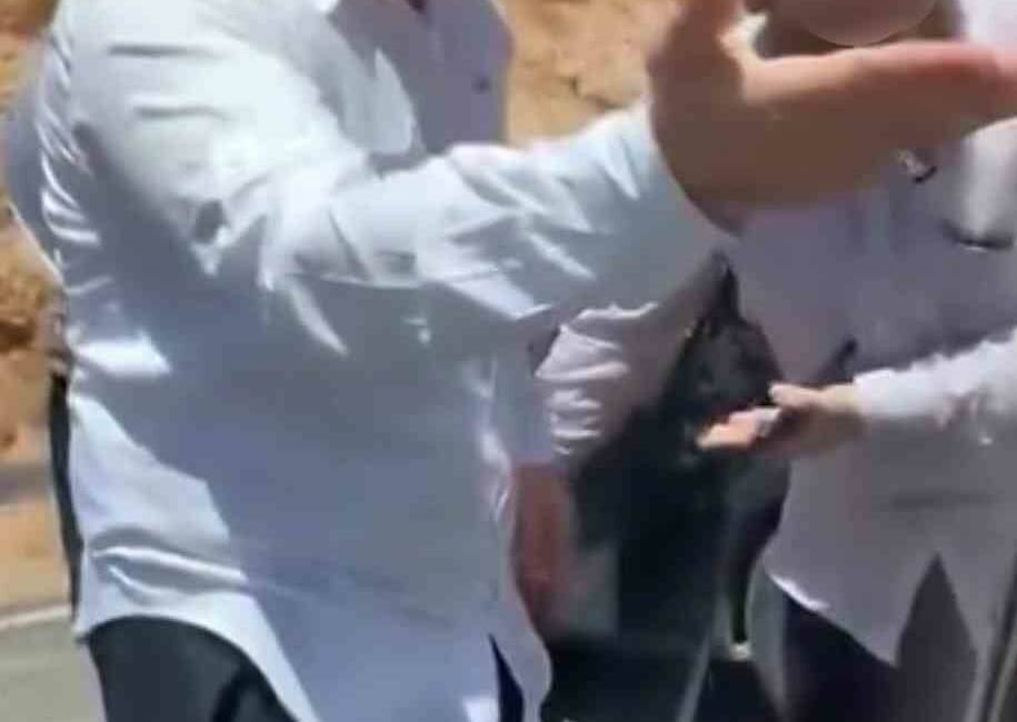 Adıyaman'da yol verme nedeniyle çıkan tartışmada bir sürücü, aracıyla yolu