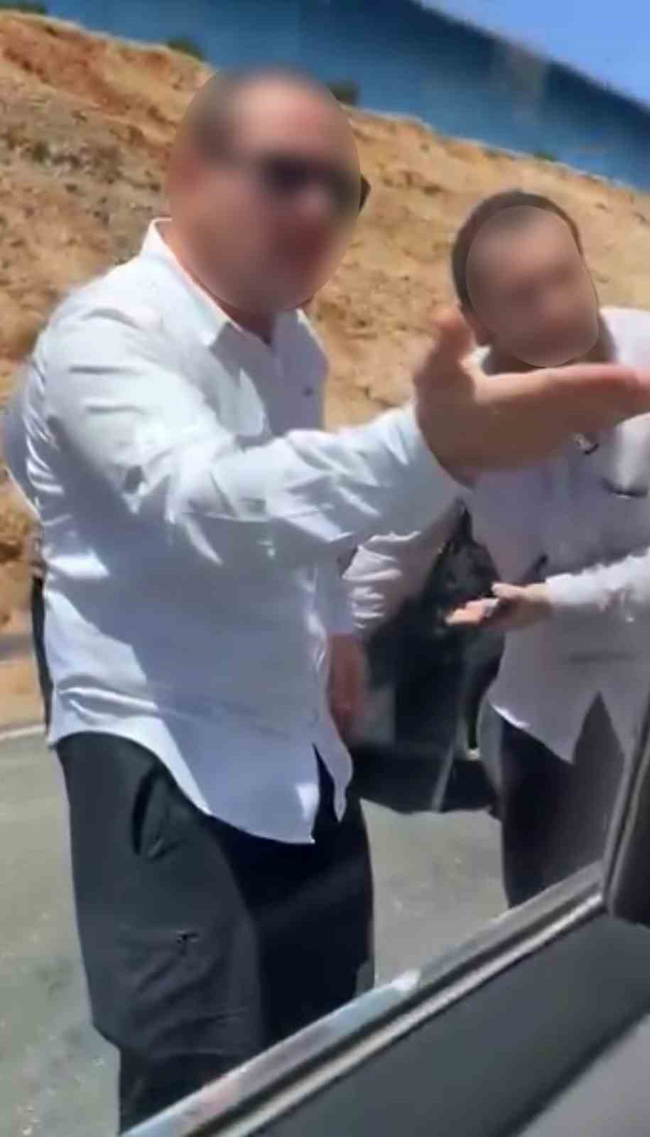 Adıyaman'da yol verme nedeniyle çıkan tartışmada bir sürücü, aracıyla yolu