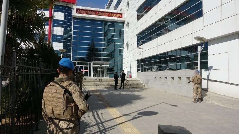 Adıyaman’da uyuşturucu tacirlerine yönelik düzenlenen operasyonda 4 kişi çıkarıldığı adli