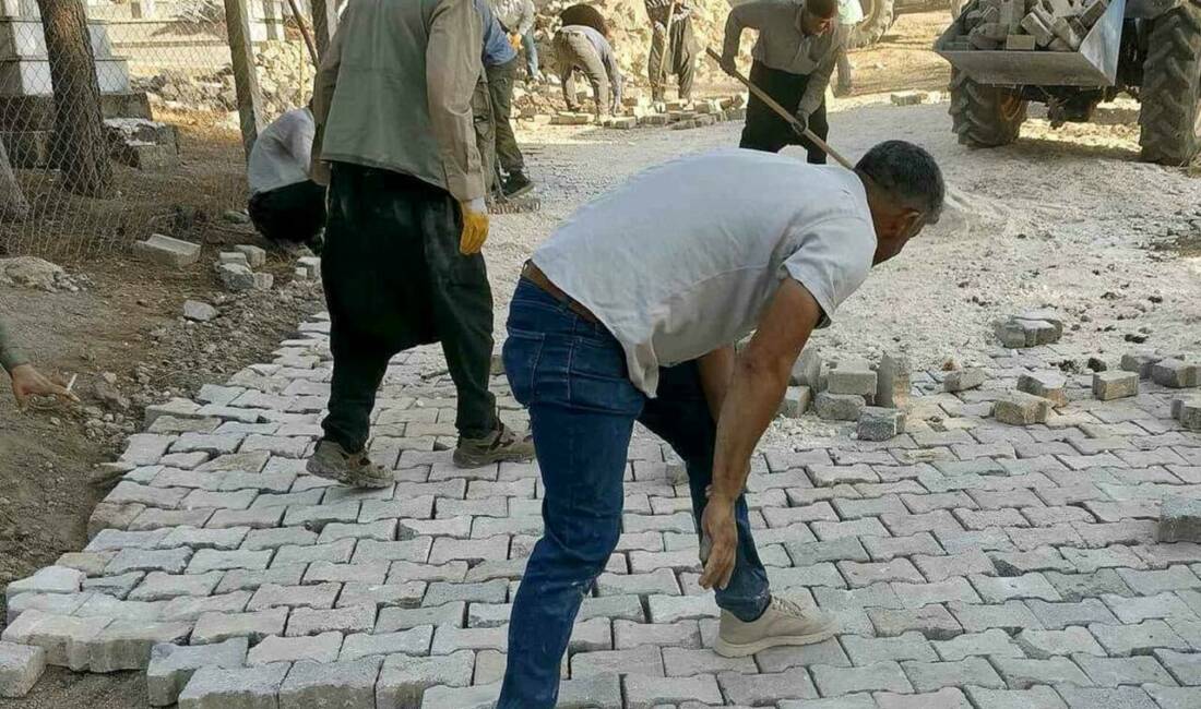 Araban’da mahalle mezarlığı imece usulüyle parke taşına kavuştu Gaziantep’in Araban ilçesine bağlı Emirhaydar Mahallesi’nde vatandaşlar, mahalle mezarlığının içini