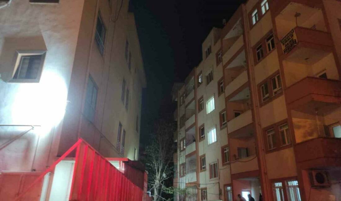 Batman’da bir apartman dairesinin balkonunda bulunan elektrikli bisiklet bataryası, aşırı