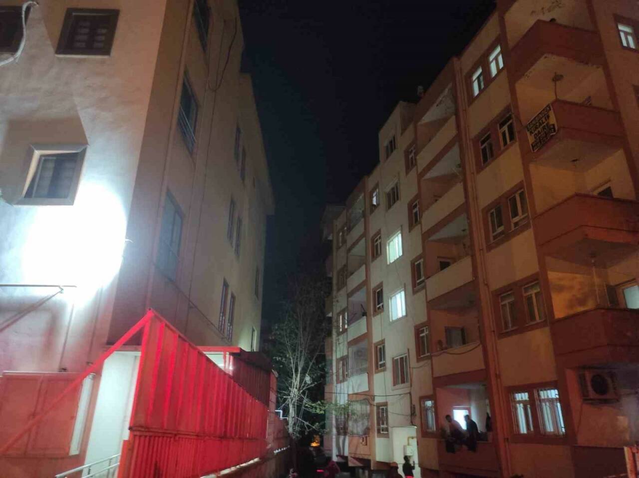 Batman’da bir apartman dairesinin balkonunda bulunan elektrikli bisiklet bataryası, aşırı