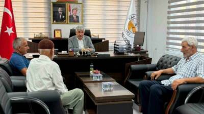 Adıyaman’ın Kahta ilçe Belediye Başkanı Mehmet Can Hallaç, vatandaşlarla bir