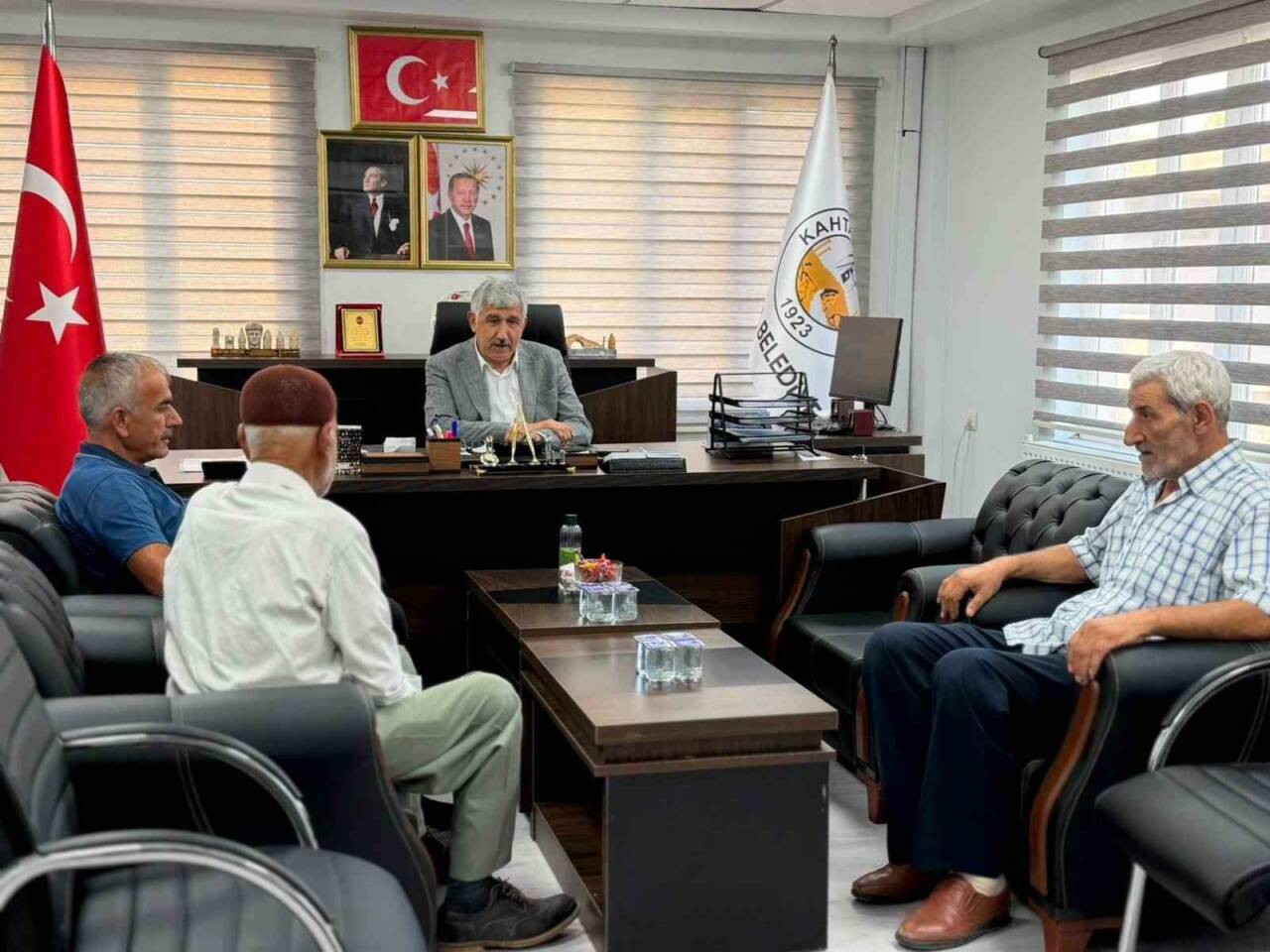 Adıyaman’ın Kahta ilçe Belediye Başkanı Mehmet Can Hallaç, vatandaşlarla bir
