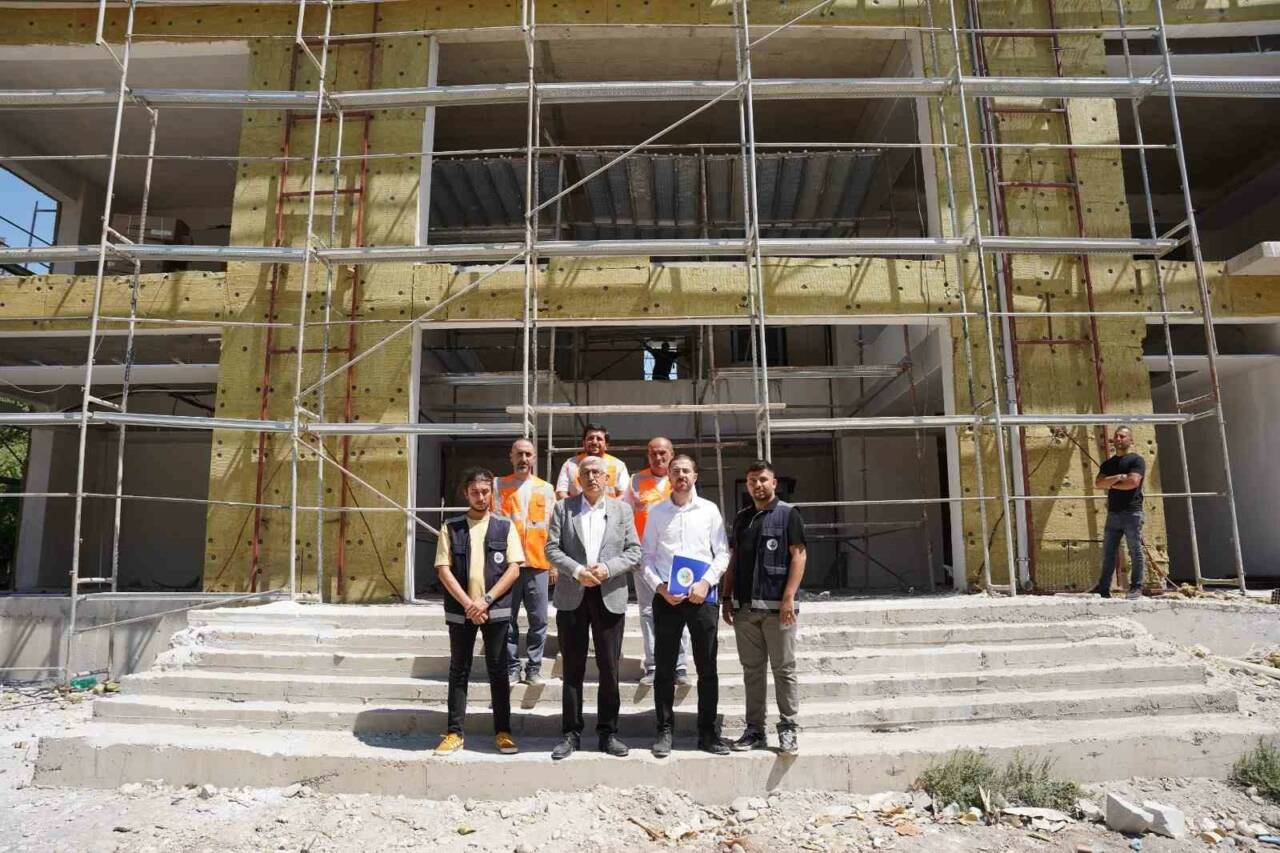 Başkan Hallaç, yapımı devam eden gençlik merkezinde incelemelerde bulundu