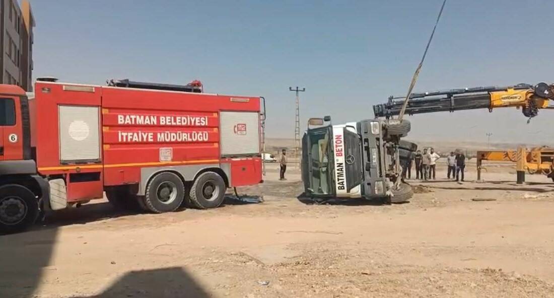 Batman’da kontrolden çıkarak yan yatan beton mikserinin sürücüsü hafif yaralandı.