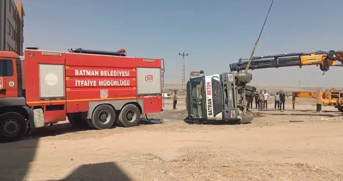 Batman’da kontrolden çıkarak yan yatan beton mikserinin sürücüsü hafif yaralandı.