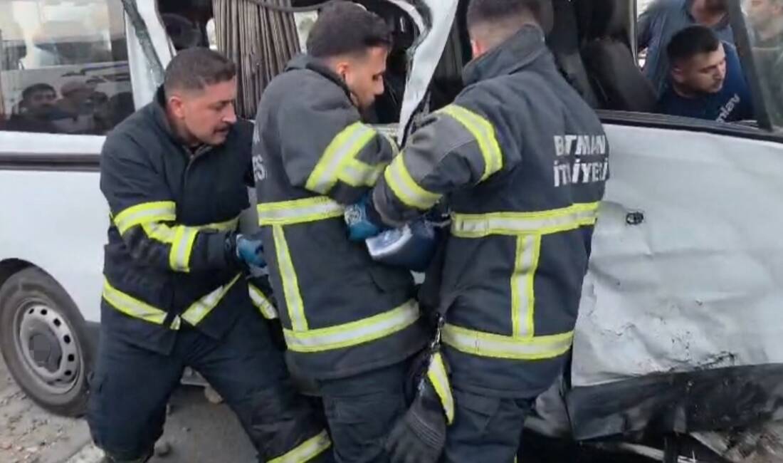 Batman’da iki minibüs çarpıştı: 9 yaralı Batman’da iki ticari minibüsün çarpışması sonucu meydana gelen trafik kazasında