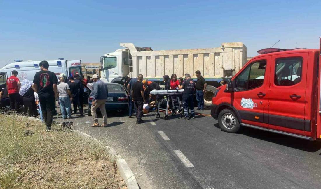 Batman-Diyarbakır kara yolu Sürücü Pisti Kavşağı’nda kamyon ile otomobilin çarpışması