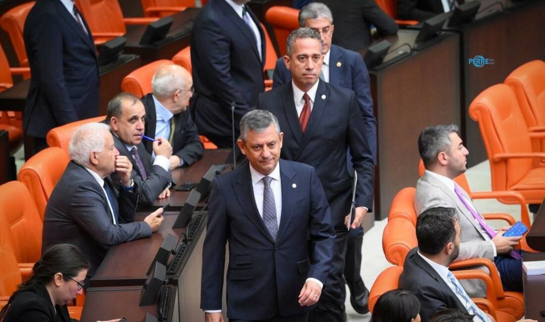 YENİ Parti Genel Başkanı Özgür Özel, Nefes ve Sözcü gazetelerine