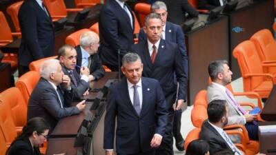 YENİ Parti Genel Başkanı Özgür Özel, Nefes ve Sözcü gazetelerine