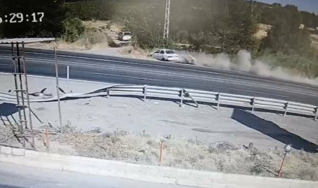 Adıyaman’da kontrolden çıkan otomobilin şarampole devrildiği kazada 2 kişi yaralandı.