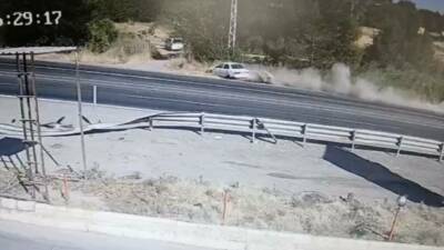Adıyaman’da kontrolden çıkan otomobilin şarampole devrildiği kazada 2 kişi yaralandı.