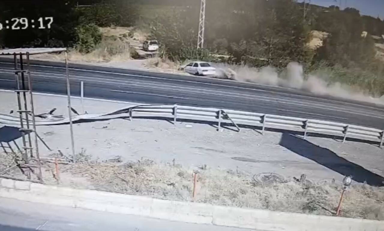 Adıyaman’da kontrolden çıkan otomobilin şarampole devrildiği kazada 2 kişi yaralandı.