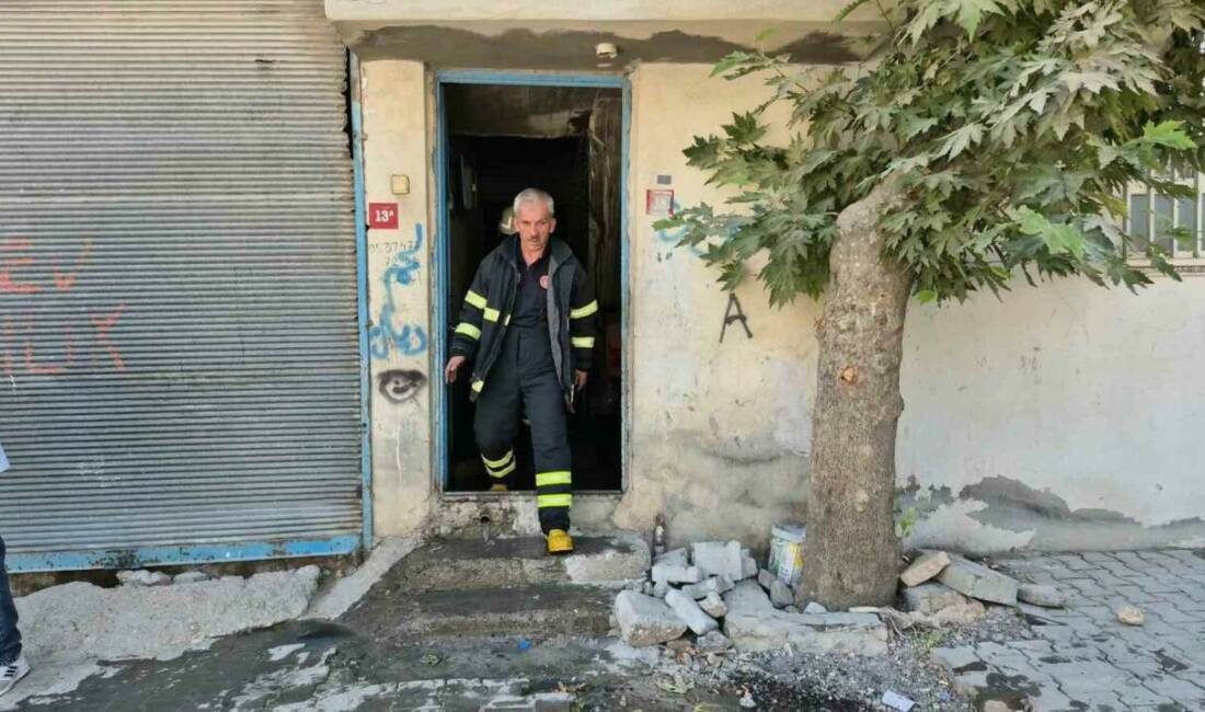 Adıyaman’da bir evde çamaşır makinesinin elektrik aksamından çıktığı değerlendirilen yangın