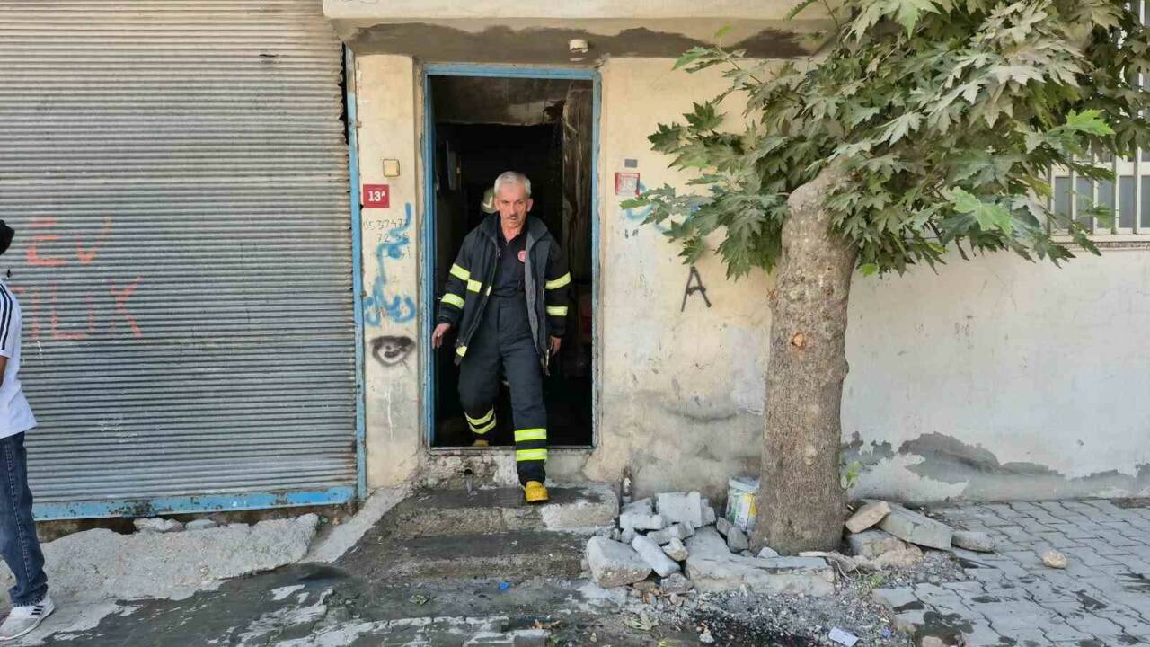 Adıyaman’da bir evde çamaşır makinesinin elektrik aksamından çıktığı değerlendirilen yangın