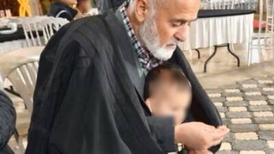 Şanlıurfa’nın Ceylanpınar ilçesinde camiye gitmek için yolun karşısına geçmeye çalışan