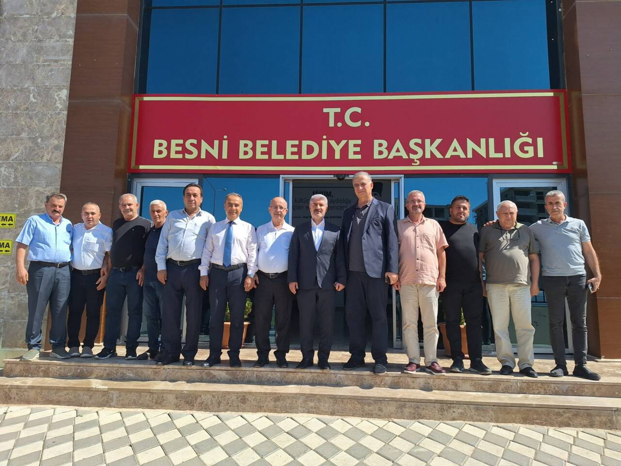 Besni Eğitim Vakfı Başkanı (BEV) Şaban Çağıran ve yönetim kurulu