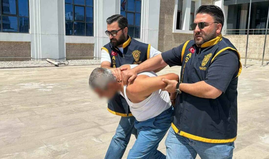 Cinayet zanlısı adliyeye sevk edildi Adıyaman’da komşusunu öldüren ve 5 yaşındaki çocuğun yaralanmasına neden olan