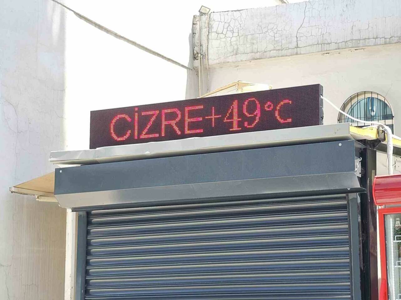 Şırnak’ın Cizre ilçesinde termometreler 49 dereceyi gösterdi. Kavurucu sıcaklar nedeniyle