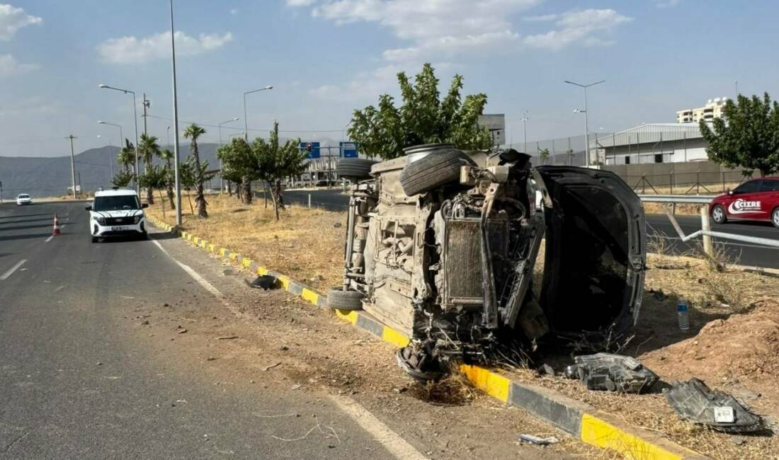 Şırnak’ın Cizre ilçesinde kontrolden çıkarak refüjdeki direğe çarpan otomobilin yan