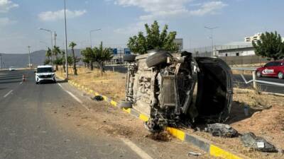 Şırnak’ın Cizre ilçesinde kontrolden çıkarak refüjdeki direğe çarpan otomobilin yan