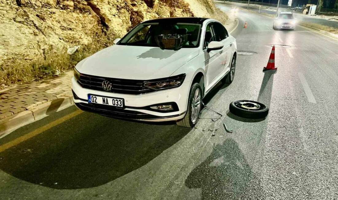 Çukura giren araçların lastikleri patladı Adıyaman’da, tam kapatılmayan çukura giren 4 aracın lastikleri patladı.