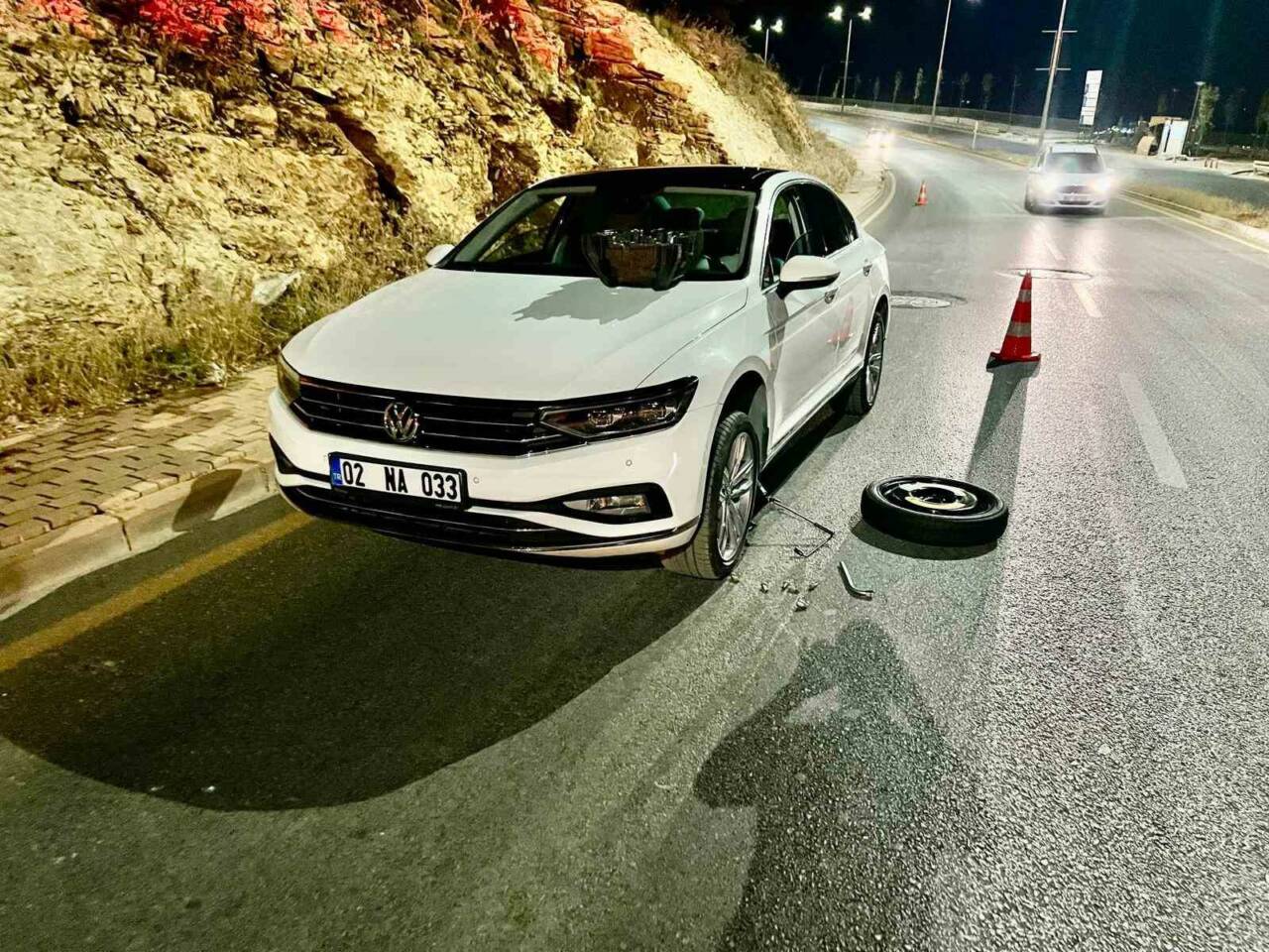 Çukura giren araçların lastikleri patladı