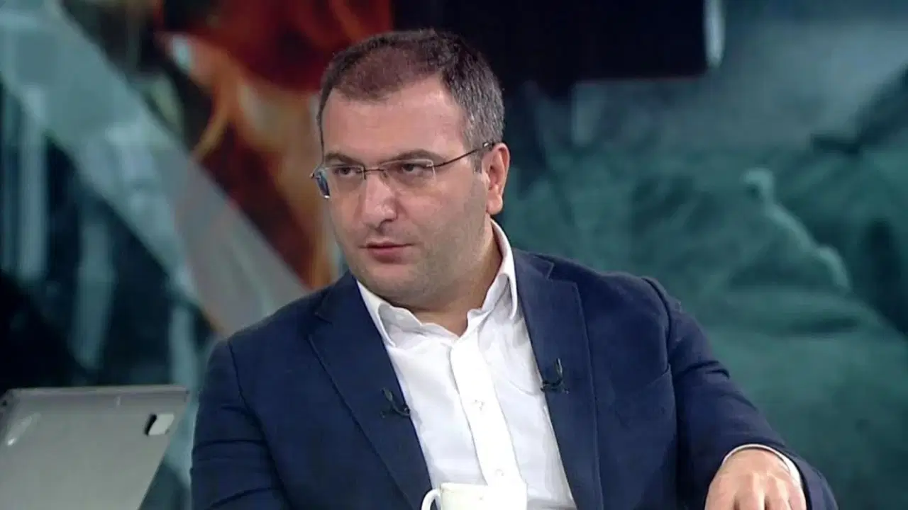 “Halkı yanıltıcı bilgiyi alenen yayma” suçlamasıyla tutuklanan gazeteci Cem Küçük’ün