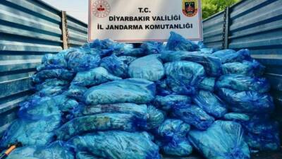 Diyarbakır’da jandarma ekiplerince yaklaşık 3 ton hayvansal iç yağ ele
