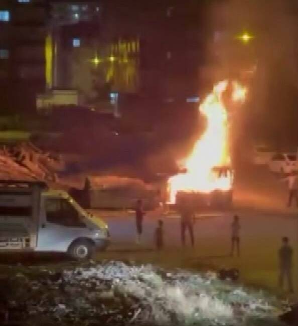 Diyarbakır’ın Bağlar ilçesinde bulunan Direkhane Sitesi’nde odunluk alanda çıkan yangın,