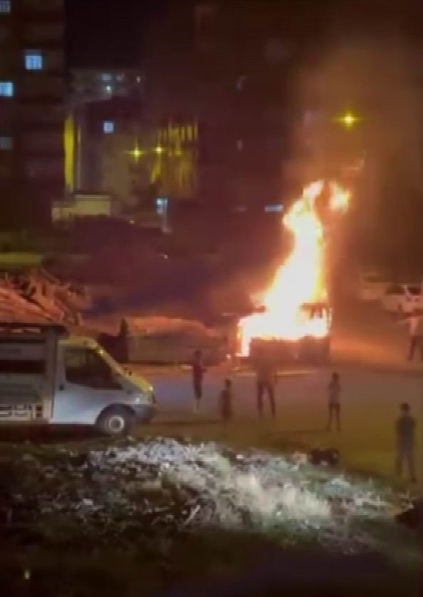 Diyarbakır’ın Bağlar ilçesinde bulunan Direkhane Sitesi’nde odunluk alanda çıkan yangın,