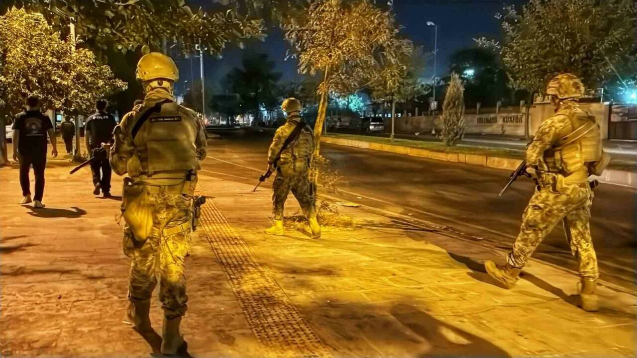 Diyarbakır’ın Bağlar ilçesindeki dört mahallede gerçekleştirilen özel harekat polislerinin de