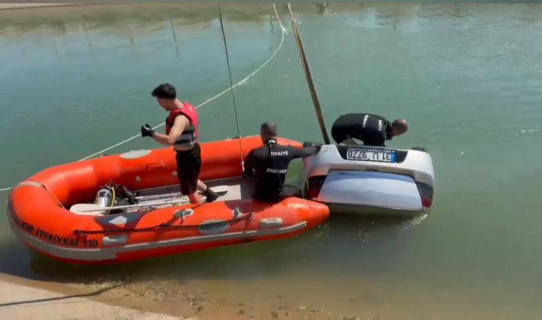 Diyarbakır’ın Yenişehir ilçesinde su kanalına düşen otomobildeki 5 kişi, kendi