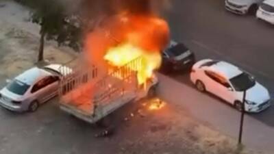 Diyarbakır’ın merkez Bağlar ilçesinde park halindeki kamyonet yanarak kullanılamaz hale