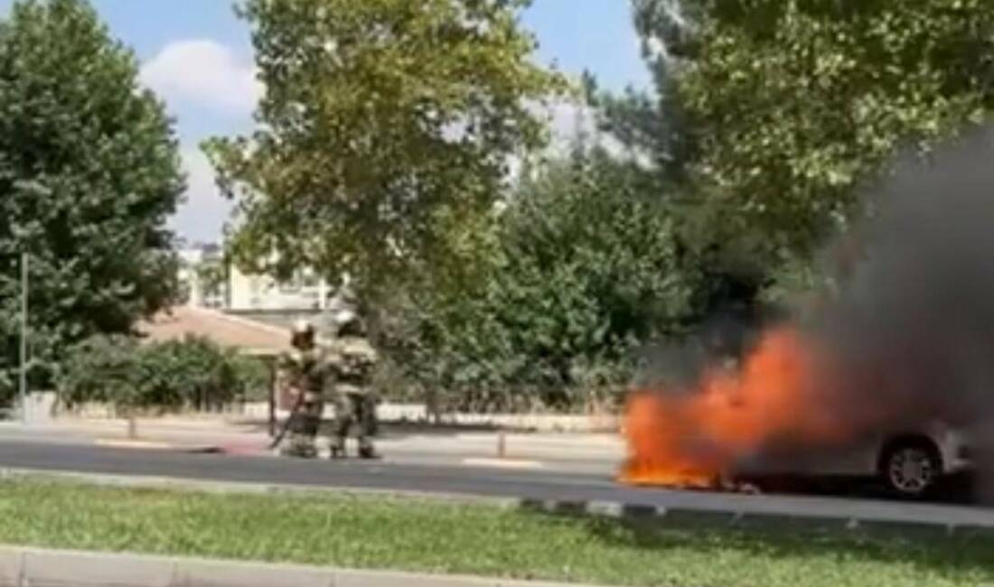Diyarbakır’ın Kayapınar ilçesinde park halindeki otomobil, yanarak kullanılamaz hale geldi.