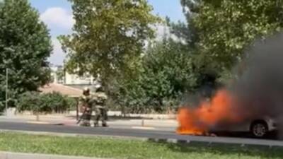 Diyarbakır’ın Kayapınar ilçesinde park halindeki otomobil, yanarak kullanılamaz hale geldi.
