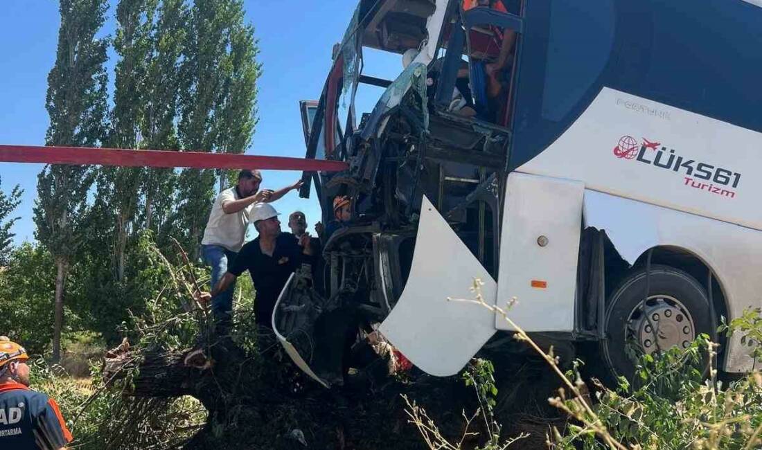 Diyarbakır-Bingöl karayolunda, sürücüsünün direksiyon hakimiyetini kaybettiği yolcu otobüsü, şarampole yuvarlanıp