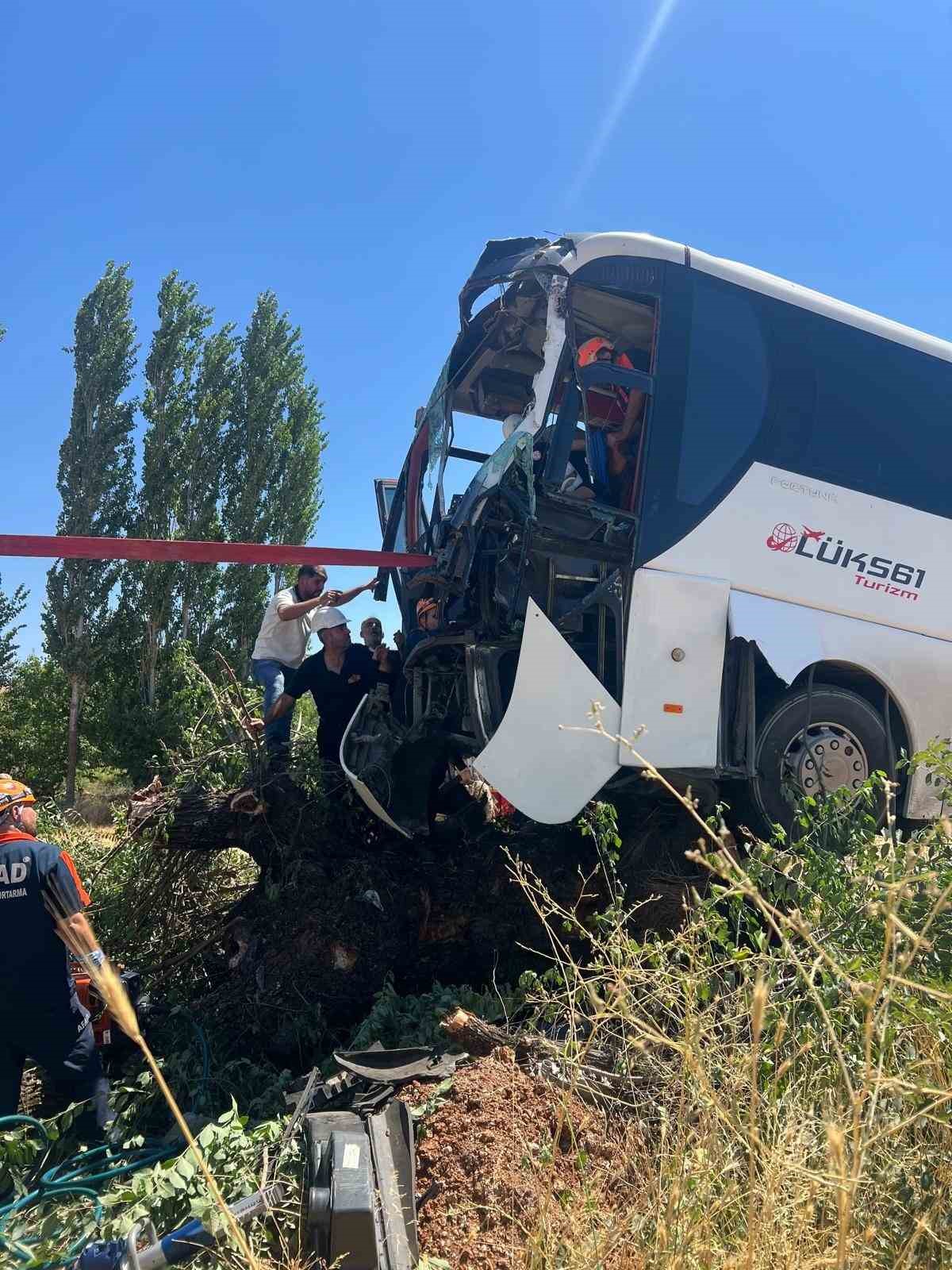 Diyarbakır-Bingöl karayolunda, sürücüsünün direksiyon hakimiyetini kaybettiği yolcu otobüsü, şarampole yuvarlanıp