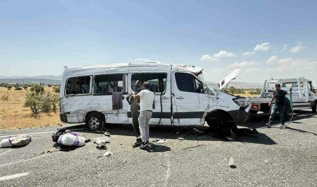 Diyarbakır’ın Lice ilçesinde düğün hazırlığında olan ailenin minibüsünün devrilmesi sonucu