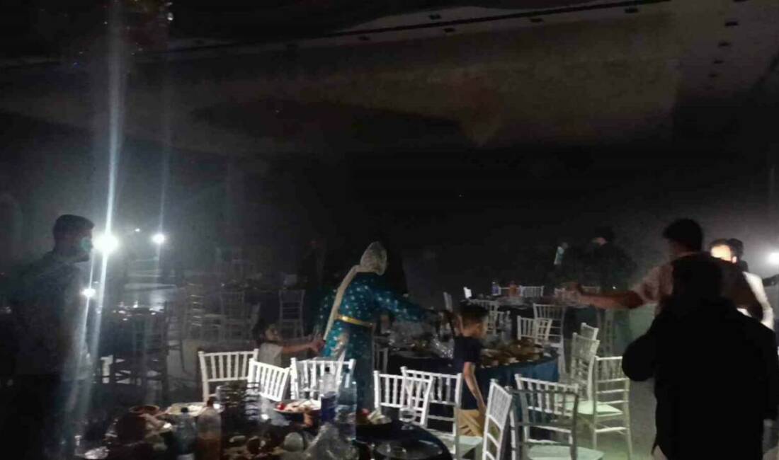 Şanlıurfa’da bir düğün salonunda davetlilerin bulunduğu sırada çıkan yangın korku